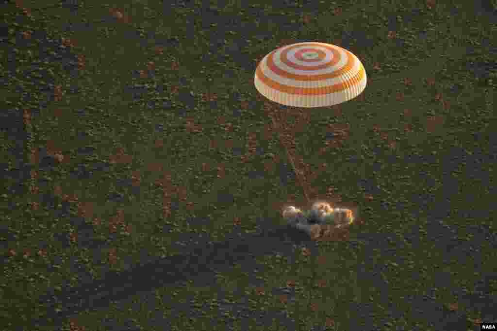 Pesawat antariksa Rusia,&nbsp;Soyuz TMA-20M mendarat dengan membawa astronot NASA Jeff Williams, kosmonot Rusia Alexey Ovchinin dan Oleg Skripochka dekat kota Zhezkazgan, Kazakhstan.