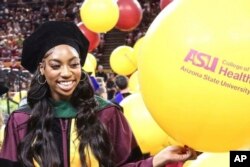 Dorothy Jean Tillman druga na ceremoniji dodjele diploma u Arizoni. (Tillman Family via AP)