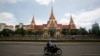 រូប​ឯកសារ៖ បុរស​ម្នាក់​បើក​ម៉ូតូ​កាន់​តាម​ផ្លូវ​ភ្លោះ​មុខ​រដ្ឋសភា​កម្ពុជា​ក្នុង​រាជធានី​ភ្នំពេញ កាល​ពី​ឆ្នាំ​២០១៤។