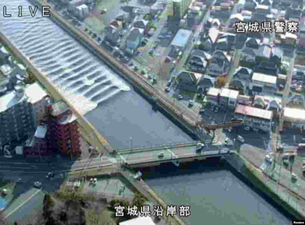 Gambar yang diambil dari video menunjukkan luapan sungai Sunaoshi pasca gempa dan peringatan tsunami di Tagajo, Miyagi, Jepang.