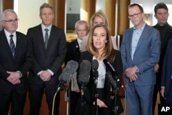 Supruga Juliana Assangea, Stella, na konferenciji za novinare. (Foto: AP Photo/Rick Rycroft)