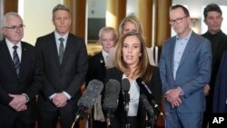 Supruga Džulijana Asanža, Stela, na konferenciji za novinare (Foto: AP Photo/Rick Rycroft)