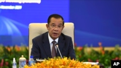 រូបឯកសារ៖ លោក​នាយករដ្ឋមន្ត្រី ហ៊ុន សែន ចូលរួម​ក្នុង​កិច្ចប្រជុំ​អាស៊ី-អឺរ៉ុប​លើក​ទី១៣ តាម​អនឡាញ ពី​រាជធានី​ភ្នំពេញ ដោយសារ​តែ​ការ​រាតត្បាត​ជា​សាកល​នៃ​ជំងឺ​កូវីដ១៩។ (An Khoun Sam Aun/Ministry of Information of Cambodia via AP) 