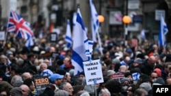 Londra'da 26 Kasım Pazar günü yapılan Yahudi düşmanlığını protesto eden yürüyüşe yaklaşık 60.000 kişi katıldı
