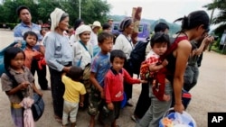 တိုက်ပွဲကြောင့် ထွက်ပြေးတိမ်းရှောင်နေကြရတဲ့ ရှမ်းဒုက္ခသည်များ။ (သြဂုတ်၊ ၂၀၀၉)
