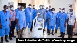 Les agents de la santé rwandais avec l'un des robots à Kigali, en mai 2020. (Photo: Courtesy/Zora Robotics via Twitter)