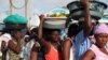 Para perempuan Haiti sedang mengantre untuk menyeberangi perbatasan dan memperdagangkan produk mereka di Dajabon, Republik Dominika, 10 Oktober 2018. (Foto: Reuters)