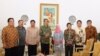 Presiden Jokowi bersama Komisioner Kompolnas Adrianus Meliala (batik coklat paling kiri) dan Ketua Kompolnas Tedjo Edhy Purdijatno yang juga Menkopolhukam (samping kiri Presiden Jokowi), Menkumham Yasonna H. Laoly (paling kanan), dan komisioner Kompolnas lainnya di Istana Merdeka, Jakarta, 29 Januari 2015. . (Foto: VOA/Andylala)