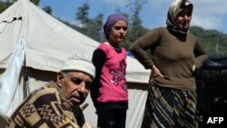 Türkiyə-Suriya sərhəd bölgəsində yerləşən qaçqın düşərgəsində Türkmən qaçqınlar