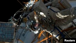 지난달 19일 촬영한 국제우주정거장(ISS)의 외부. 미국 항공우주국(NASA) 방송에서 제공. 