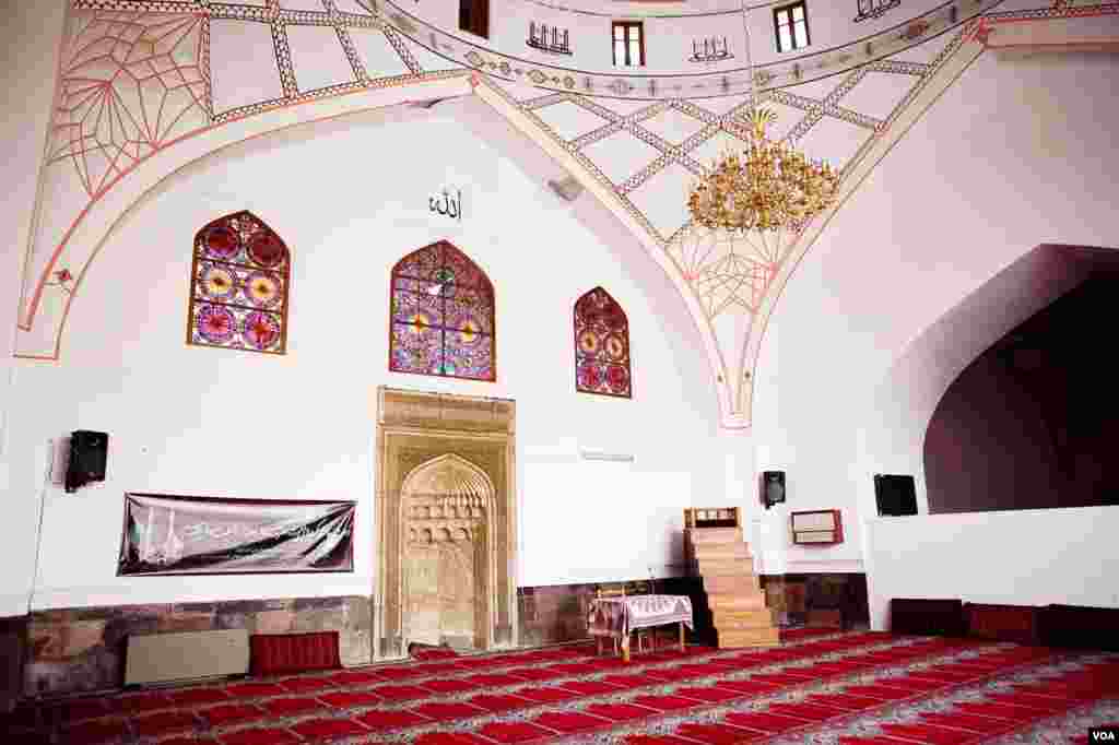 Dibangun pada 1760an oleh penguasa Persia di Armenia, masjid yang juga disebut &quot;Masjid Biru&quot; di Yerevan direnovasi pada 1990an oleh dana dari Iran. (V. Undritz/VOA)