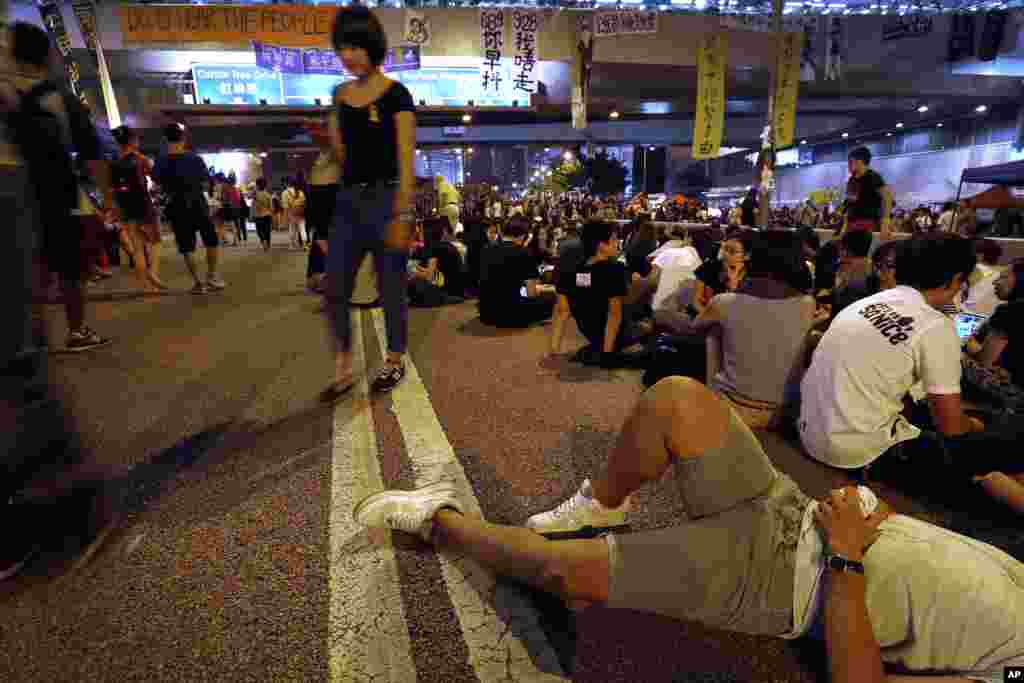 Para pelajar yang ikut dalam demonstrasi pro-demokrasi terus menduduki jalanan sekitar kantor-kantor pemerintahan di Hong Kong (5/10). (AP/Wong Maye-E)