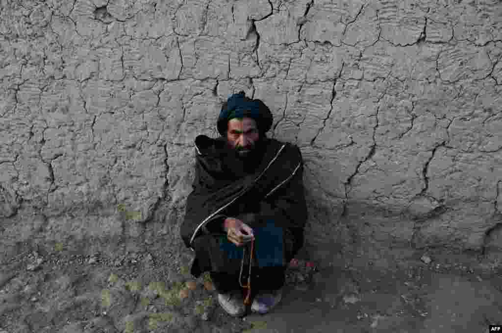 Wani magidanci dan gudun hijira daga kasar Afganistan na addu&#39;a &nbsp;