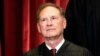 Sudija Semjuel Alito pozira na grupnoj fotografiji članova Vrhovnog suda, 23. aprila 2021. godine (Foto: Reuters/Erin Schaff)