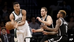Giannis Antetokounmpo (à gauche), Barclays Center, New York, le 13 mars 2016 