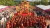 ព្រះសង្ឃនិងពុទ្ធបរិស័ទ ជួបជុំក្នុងពិធីបិទមហាសន្និបាតពុទ្ធិកសមាគមព្រះសង្ឃខ្មែរ-សហរដ្ឋអាមេរិក ក្នុងវត្តមុនីសុតារាម រដ្ឋមីនីសូតា សហរដ្ឋអាមេរិក ថ្ងៃទី២៤ ខែឧសភា ឆ្នាំ២០១៩។ (សាយ មុន្នី/VOA)