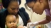 Un enfant se fait vacciner dans un centre contre la tuberculose, en Afrique du Sud, le 27 janvier 2011. (AFP PHOTO/RODGER BOSCH)