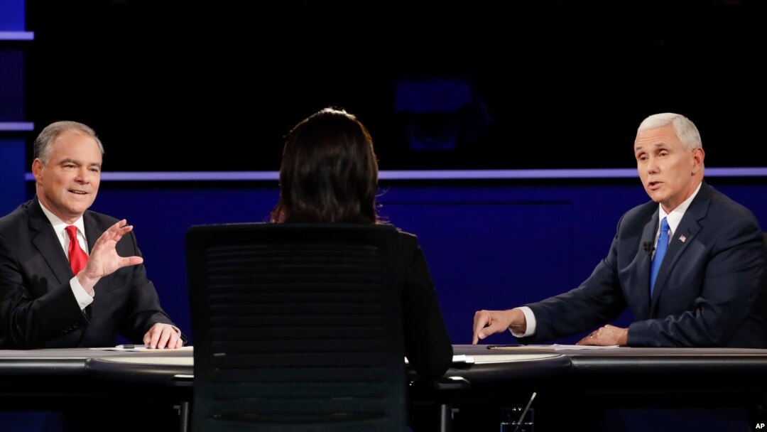 Demokrat Tim Keyn (chapda) va respublikachi Mayk Pens (o'ngda) teledebatda qatnashmoqda, 4-oktabr, 2016-yil.
