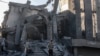 Një i ri palestinez qëndron para një xhamie të shkatërruar nga sulmet izraelite në Deir El-Balah në qendër të Gazës. 2 mars 2024