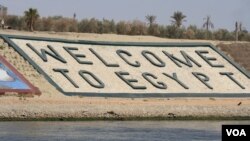 Giới hữu trách Ai Cập nói việc nới rộng kênh đào Suez là một trong những dự án giúp nước này hồi phục kinh tế.
