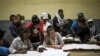 Les agents de bureaux de vote remplissent des formulaires officiels avant d’envoyer les résultats à la Commission électorale nationale indépendante (CENI) à Antananarivo le 7 novembre 2018