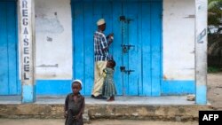 Un commerçant ferme sa boutique à Mocimboa da Praia, au Mozambique le 7 mars 2018.