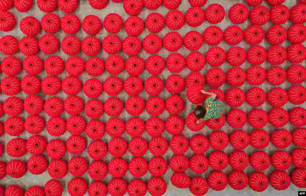 A worker produces red lanterns ahead of China&#39;s National Day in Danzhai, southwestern Guizhou province. 