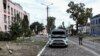 Seorang tentara Ukraina berpatroli di sebuah jalan di Kota Sudzha, di wilayah Kursk, Rusia, 16 Agustus 2024. (Foto: an Dobronosov/Reuters)