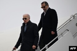Predsjednik Biden i njegov sin Hinter na aerodromu nacionalne garde u New Yorku, 4. februara 2023. (Foto: AFP/Andrew Caballero Reynolds)