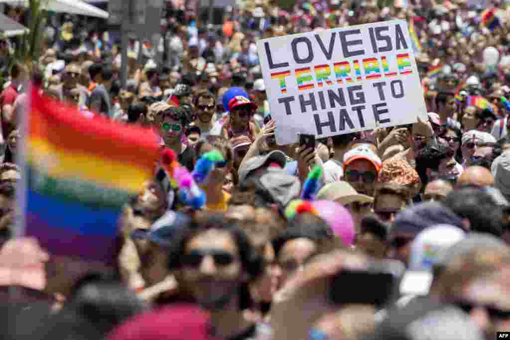 Para peserta mengambil bagian pada parade Gay Pride di kota Tel Aviv, Israel. Puluhan ribu peserta parade baik yang berasal dari Israel dan luar negeri memadati jalan-jalan pada perayaan tahunan Gay Pride, yang disebut sebagai yang terbesar di Timur Tengah.