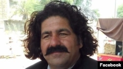 علي وزير د کال 2020 راهسې د کراچۍ په مرکزي زندان کې بندي دی او په کراچۍ کې پرې څلور مقدمې چلېدلي چې په څلورو واړو کې يې عدالتونو ضمانتونه منظور کړي دي