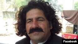 علي وزیر د 2020م کال د دسمبر پر 16مه په پېښور کې نیول شوی وو او بیا له هغه ځایه کراچۍ ته لېږل شوی وو. په هغه تور دی چې د پښتون ژغورنې غورځنګ په جلسو کې یې "د ریاستي ادارو خلاف" خبرې کړې دي او "خلک یې "د پاکستان په ضد" پارولي دي، خو د هغه وکیل دا تورونه رد کړي دي