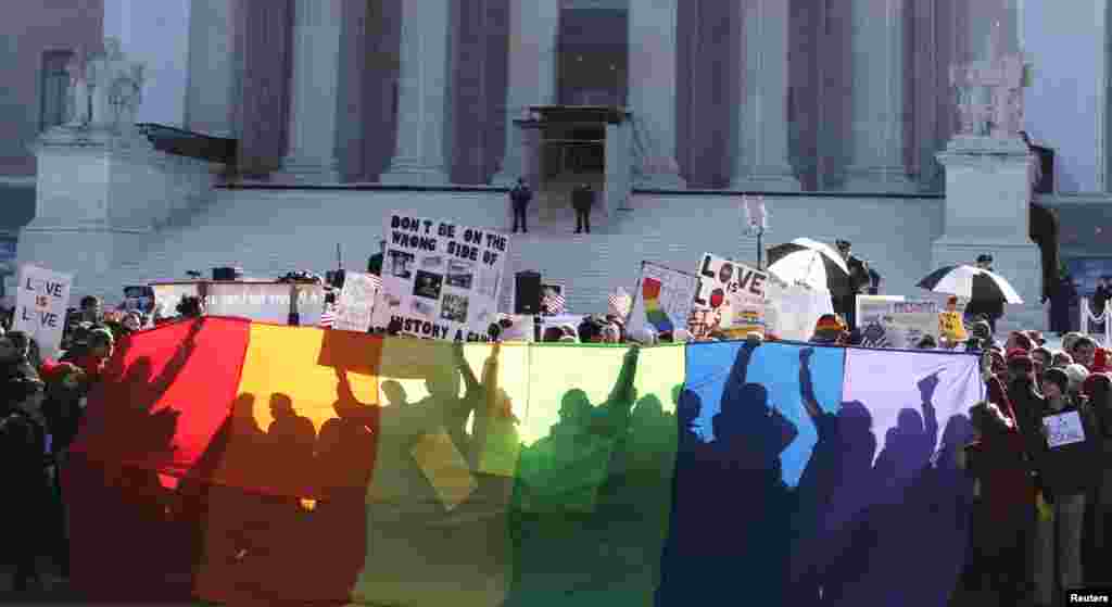 Demonstran penentang UU Proposition 8 di California yang melarang pernikahan sejenis, menyuarakan protes di depan gedung Mahkamah Agung (26/3). 