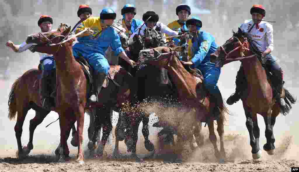 កីឡាករ​​​​រុស្ស៊ី​និងកាហ្សាក់ស្ថាន​កំពុងលេង​កីឡាប្រពៃណី​អាស៊ាន​ Buzkashi ក៏​ត្រូវ​បាន​ស្គាល់​ថា​ Kok-Boru ឬ Oglak Tartis អំឡុង​ការប្រកួត​កីឡា​ World Nomad Games 2018 ក្នុង​ទីក្រុង​ Cholpon-Ata ប្រទេស​កៀហ្ស៊ី​ស៊ីស្ថាន។