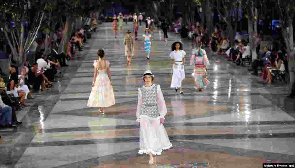 Models present creations by French fashion house Chanel in Havana, Cuba, May 3, 2016.