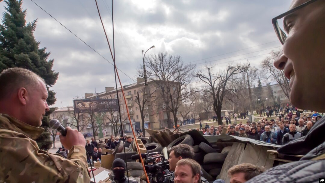 Donetskka qo'shni Luganskda xavfsizlik xizmati binosi qamal holati.