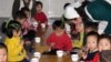 북한 룡천의 고아원 어린이들이 세계식량계획(WFP) 제공 간식을 먹고 있다. (자료사진)