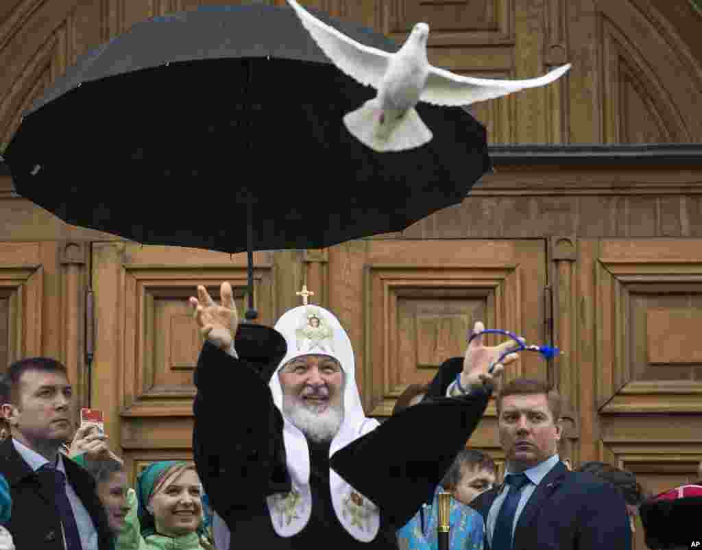 Russian Orthodox Church Patriarch Kirill, center, releases birds at the Annunciation Cathedral in Moscow&#39;s Kremlin to mark the Russian Orthodox holiday of the Annunciation.