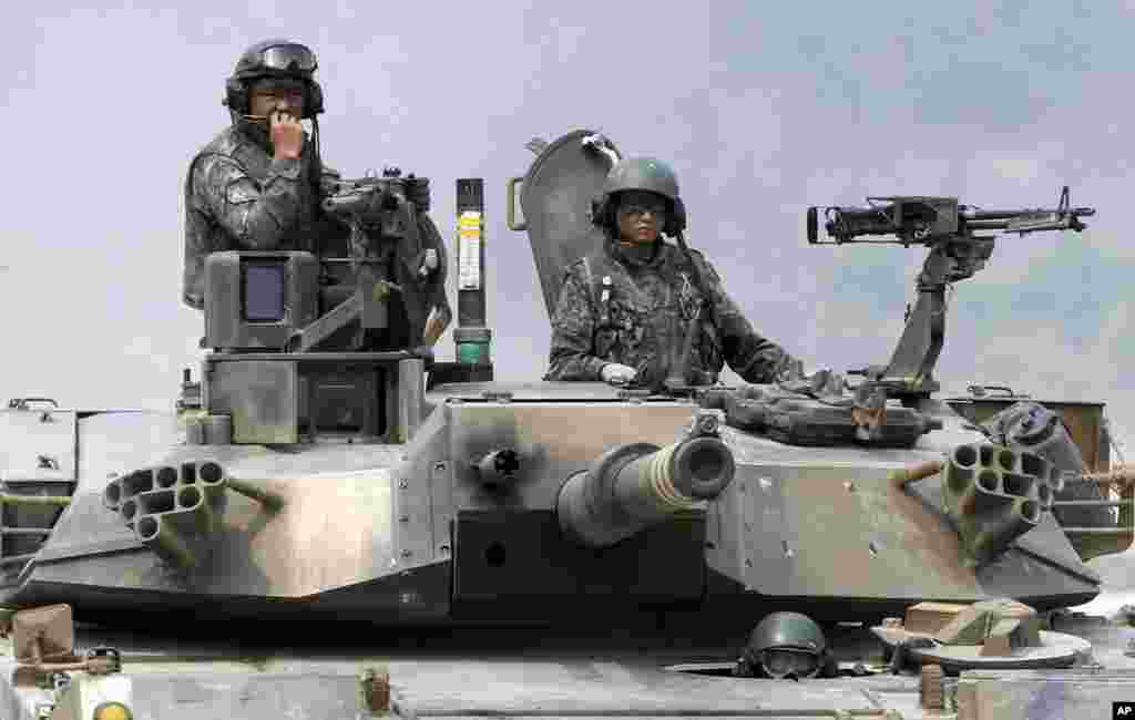 Tentara Korea Selatan mengoperasikan kendaraan tank K1 dalam sebuah latihan penembakan langsung di lapangan&nbsp; Angkatan Darat AS Rodriguezdi Pocheon, Korea Selatan. &nbsp;