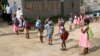 Des élèves font la queue devant une école à Abidjan, en Côte d'Ivoire, le 25 mai 2020. (Photo REUTERS/Luc Gnago)