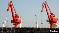 江苏省连云港堆积的将要出口海外的钢管（2015年3月7日）