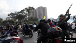 Sòlda ak popilasyon an ki nan lari nan Karakas touprè baz militè Miranda a. , Generalisimo Francisco de Miranda Airbase "La Carlota" nan Karakas, Venezuela, 30 avril 2019.