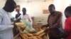 Le gérant de la boulangerie Hybah de N'Djamena servant du pain aux grossistes, le 7 octobre 2018. (VOA/André Kodmadjingar)