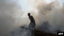 Un champ en feu au Burundi, le 20 juillet 2015. 