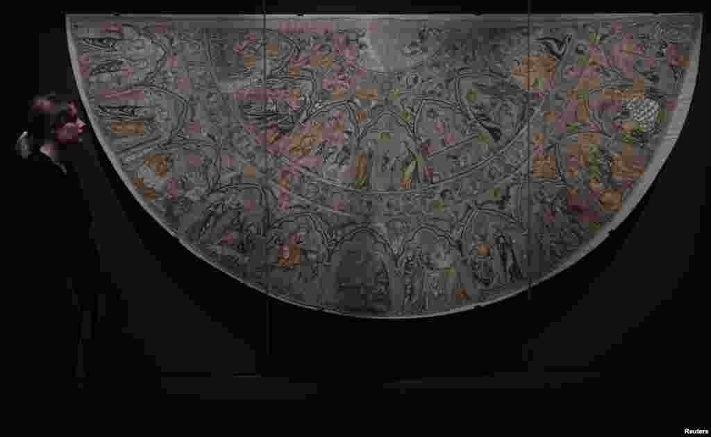 Seorang karyawan museum menatap Bologna Cope yang berasal dari abad ke-empatbelas yang membentuk satu koleksi besar dari potongan-potongan langka yang disatukan dari seluruh Eropa menjelang diselenggarakannya paemeran &lsquo;Opus Anglicanum: Masterpieces of English Medieval Embroidery&rsquo; yang akan diselenggarakan di Museum Victoria dan Albert di London, Inggris.