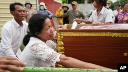 ម្តាយ​នៃ​ជនរងគ្រោះ​ម្នាក់​នៅ​ក្នុង​ឧប្បតិ្តហេតុ​លិច​ទូក​ដ​នៅ​ខេត្តកណ្តាល​កាល​ពី​យប់​ថ្ងៃ​ព្រហស្បតិ៍ យំ​ក្នុង​អំឡុង​បុណ្យ​សព​នៅ​ភូមិ​កោះចំរើន​ ​ឃុំ​កំពង់​ភ្នំ ស្រុក​លើក​ដែក ខេត្ត​កណ្តាល កាល​ពី​ថ្ងៃ​សុក្រ​ទី​១៤ ខែ​តុលា ឆ្នាំ​២០២២។