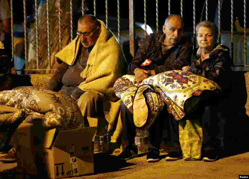 Warga menyelimuti diri untuk bersiap tidur di tempat terbuka menyusul gempa di Amatrice, Italia tengah (24/8). (Reuters/Stefano Rellandini)&nbsp;