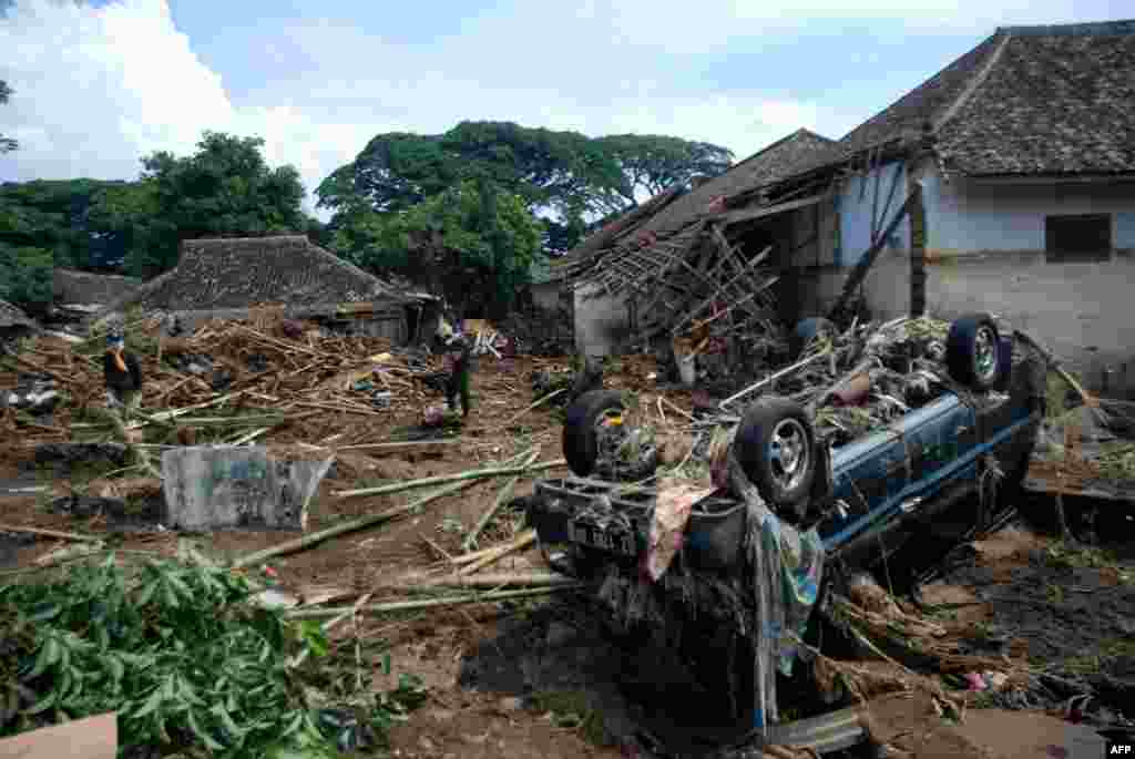 Tim penyelamat mencari korban hilang di tepi sungai Cimanuk, Garut, Jawa Barat, setelah bencana tanah longsor dan banjir melanda kawasan itu.