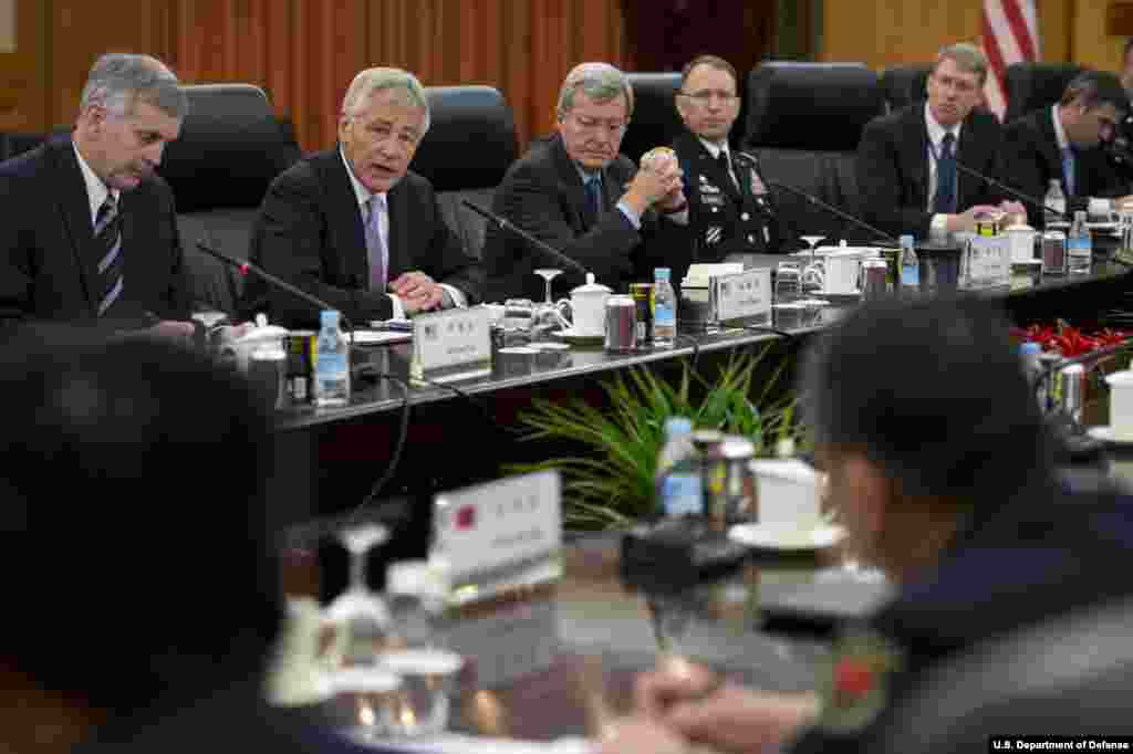Menteri Pertahanan AS Chuck Hagel bertemu dengan Menteri Pertahanan China Chang Wanquan di Beijing, China, 8 April 2014. (Departemen Pertahanan)