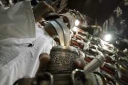 Seorang pria Oman menghunus belati perak tradisional di sebuah toko artefak di distrik tua Ibu Kota Muscat, sebagai ilustrasi. (Foto: AFP/Joseph Eid)